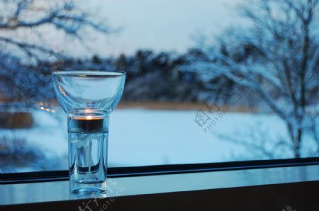 窗台上的蜡烛图片