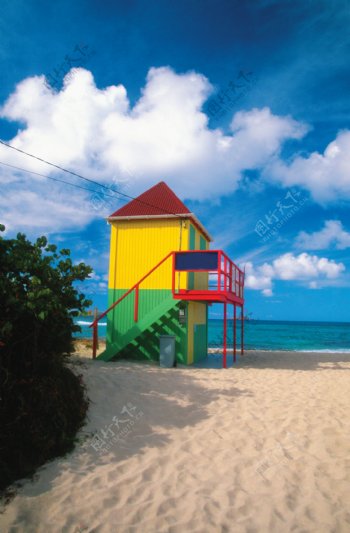 沙滩上的小房子图片