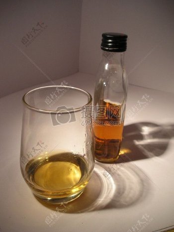 杯中的威士忌