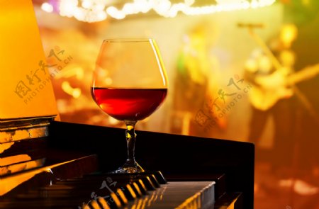 酒吧钢琴上的红酒图片