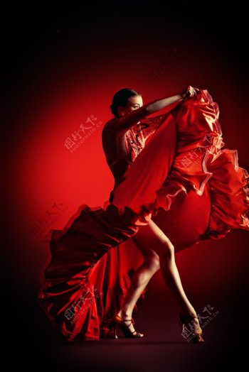 穿红色舞蹈裙跳舞的美女图片