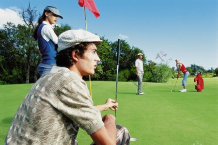 打高尔夫球的时尚男女图片