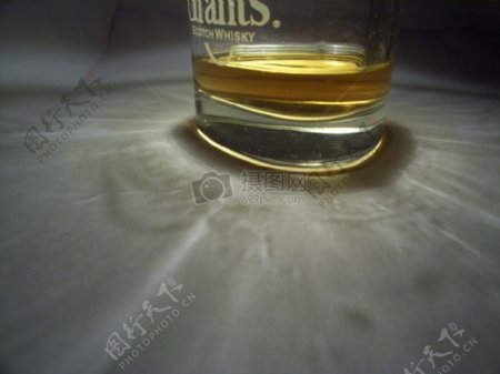 桌面上的威士忌