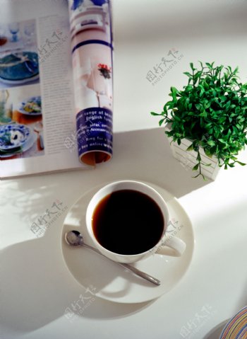 杂志与咖啡特写图片