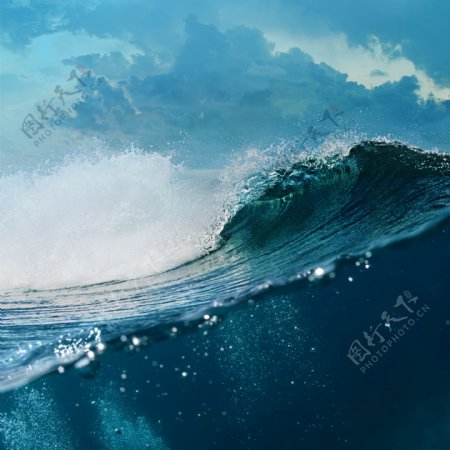海面巨浪浪花图片