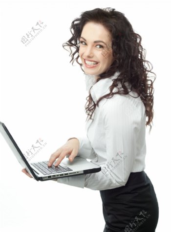 操作笔记本电脑的女性白领图片