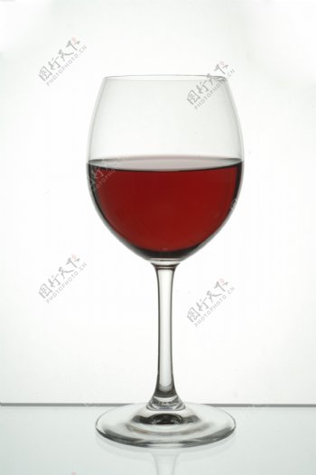 酒杯里的葡萄美酒摄影图片