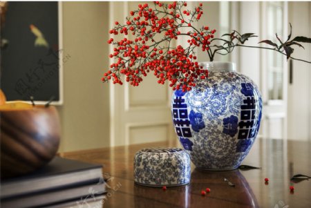 客厅桌面上的青花瓷装饰效果图
