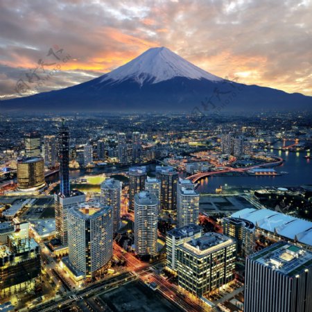 富士山下的城市图片