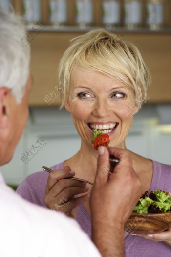 在吃蔬菜沙拉的女人图片