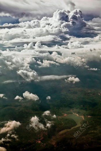 天空下的山川河流图片