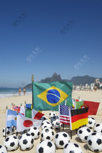 沙滩上的黑白足球与旗帜图片