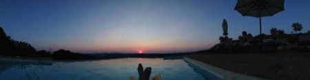 夕阳下的游泳池图片
