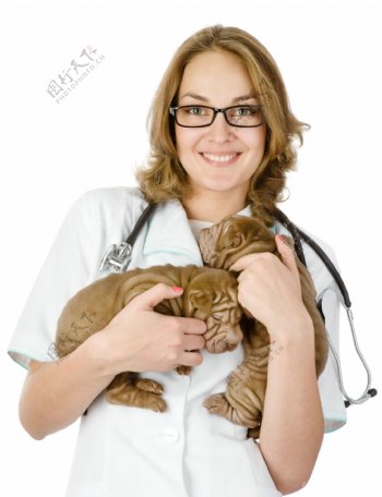 抱着沙皮犬微笑的外国美女医生图片