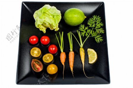 盘子里的新鲜蔬菜图片