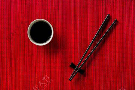 红色桌布上的筷子图片