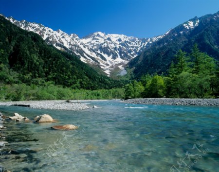 雪山绿水河流自然景色图片