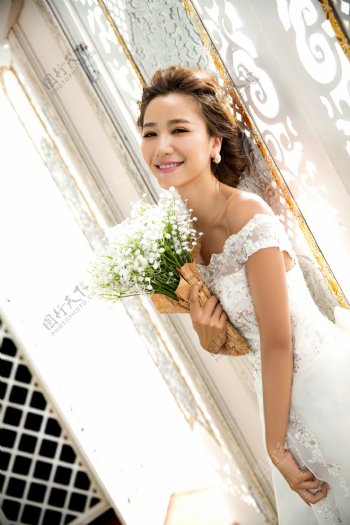 拿着花束开心的新娘图片