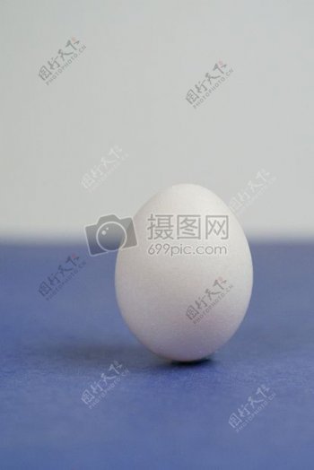桌面上的竖立的鸡蛋