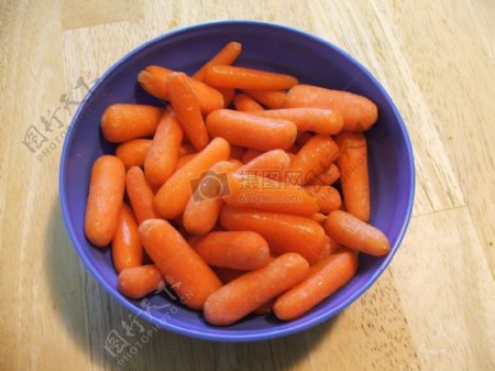 瓷碗里的小萝卜