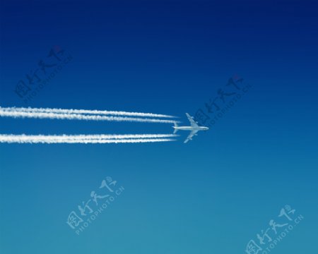 蓝天上飞行的飞机图片
