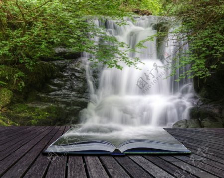 书本与瀑布美景图片