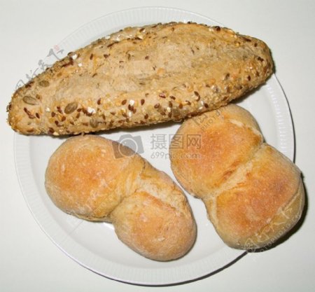 盘子中的面包