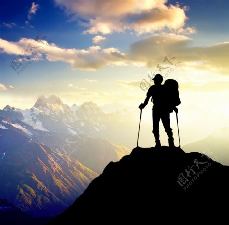 站在山峰上的登山运动员图片