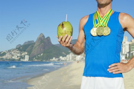 喝椰子汁的运动员图片