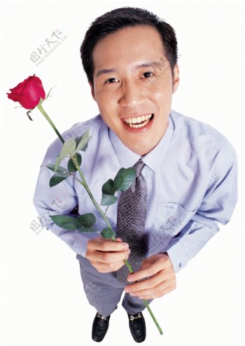 拿着一枝玫瑰花的男人图片