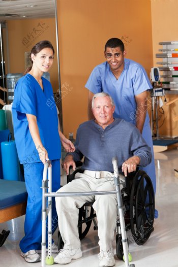 轮椅上的病人与医生图片