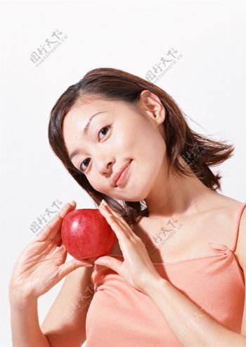 手拿苹果的时尚美女图片