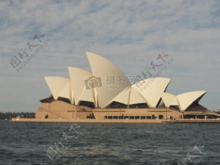 水面上的悉尼歌剧院