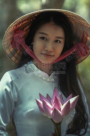女人穿白色长袖衬衫和帽子Sakkat控股粉红色的花朵