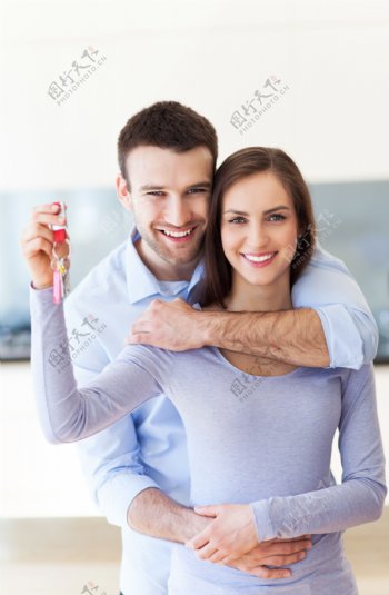 拿着房子钥匙的夫妻图片