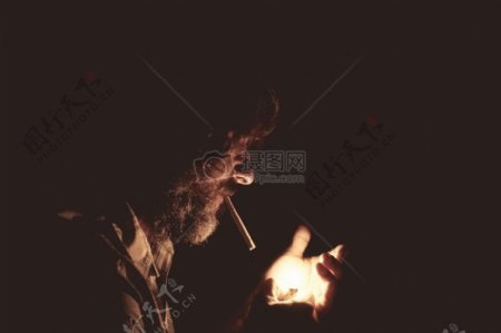 男人晚上香烟不健康的毛蟹孤独吸烟男性胡子打火机吸烟者