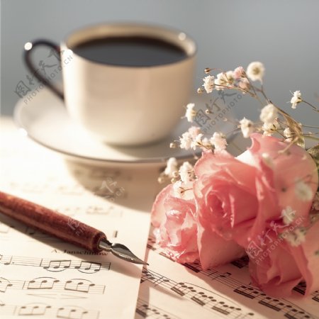 咖啡鲜花钢笔乐谱摄影图片