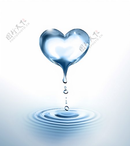 爱心水滴溅起的水纹图片