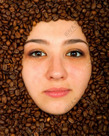 埋在咖啡豆里的女头像图片