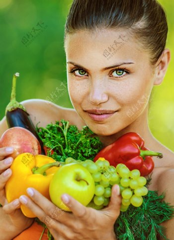 抱着水果蔬菜的性感美女图片