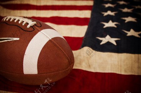美国国旗与橄榄球图片