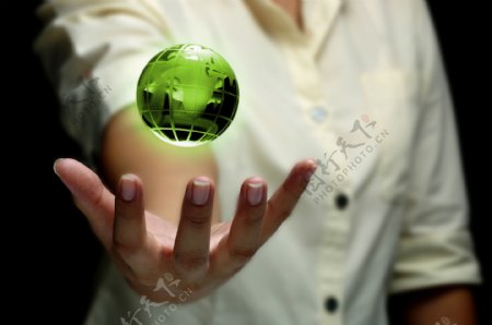 手心上的绿色地球模型图片