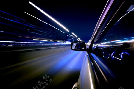 城市公路上飞速行驶的轿车图片