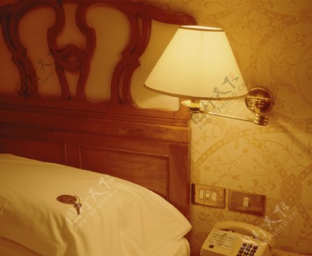 酒店客房枕头上的房间钥匙图片