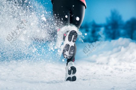 雪地跑步的女性图片