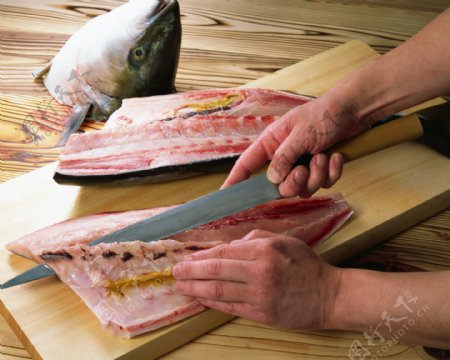 切割生鱼肉图片