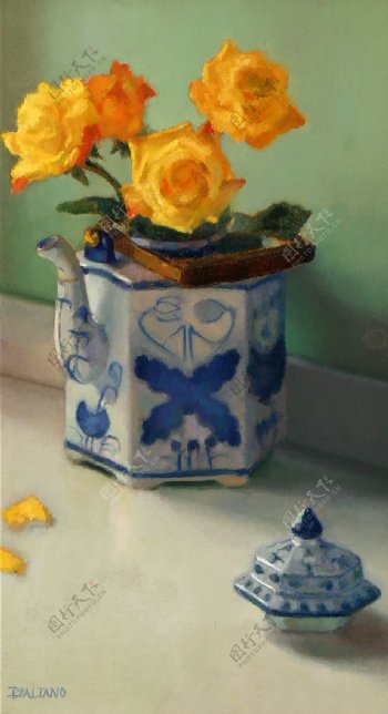 青花瓷茶壶与花朵静物油画图片