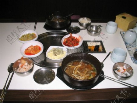 桌面上的韩式料理