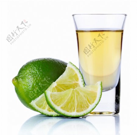 青柠檬和杯子图片