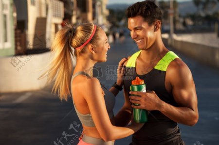 情侣爱情人运动快乐面带微笑运动员乐趣健身锻炼微笑健身房crossfit